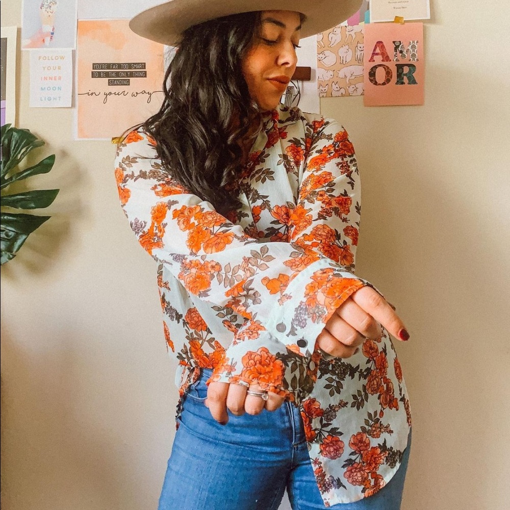 A New Day Floral Button Up - Picture 2 of 4